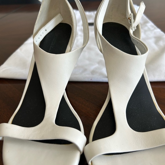 Alexander Wang heel sandal

Size 6 1/2

Never worn - Picture 2 of 4